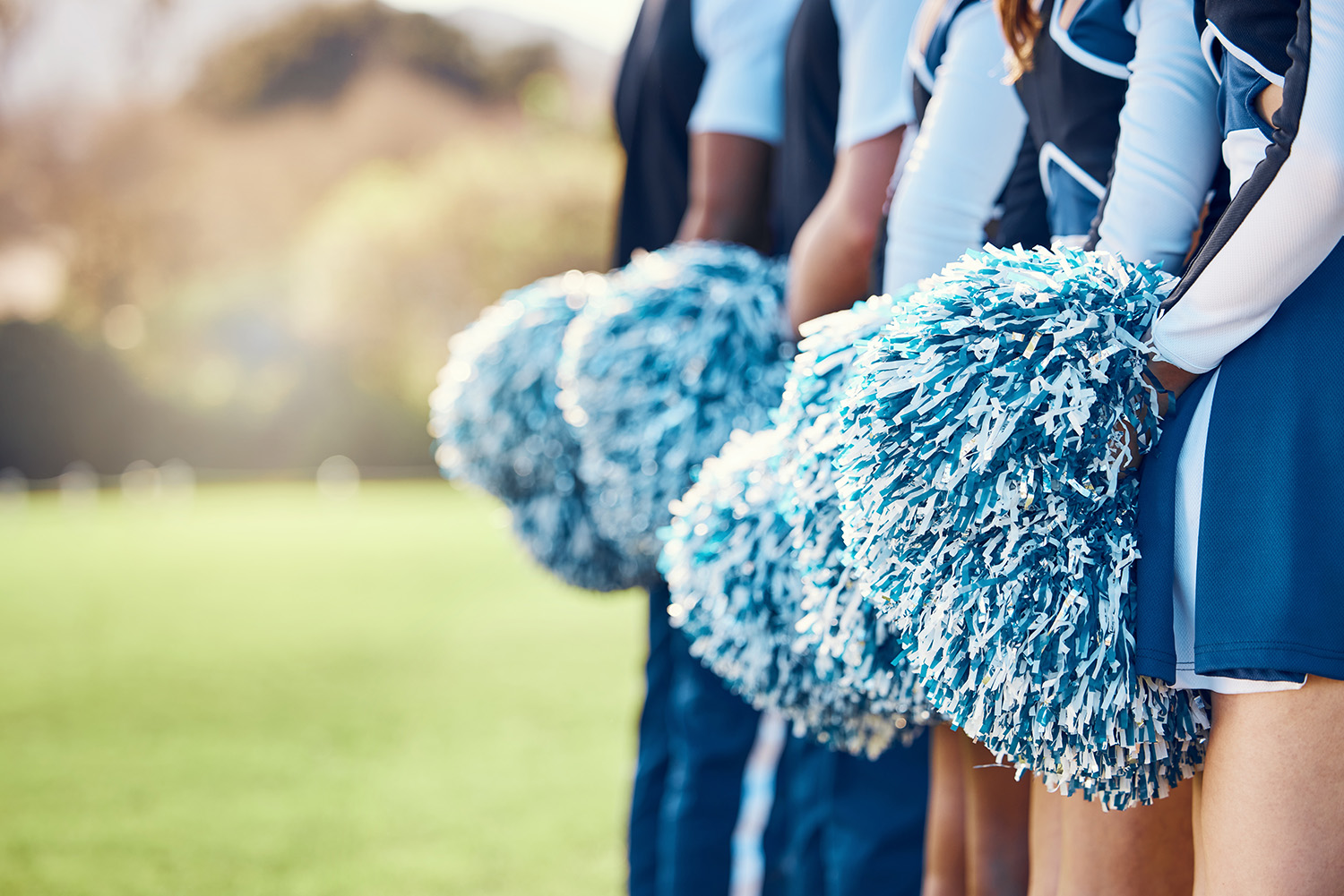 Groep cheerleaders staan op het veld