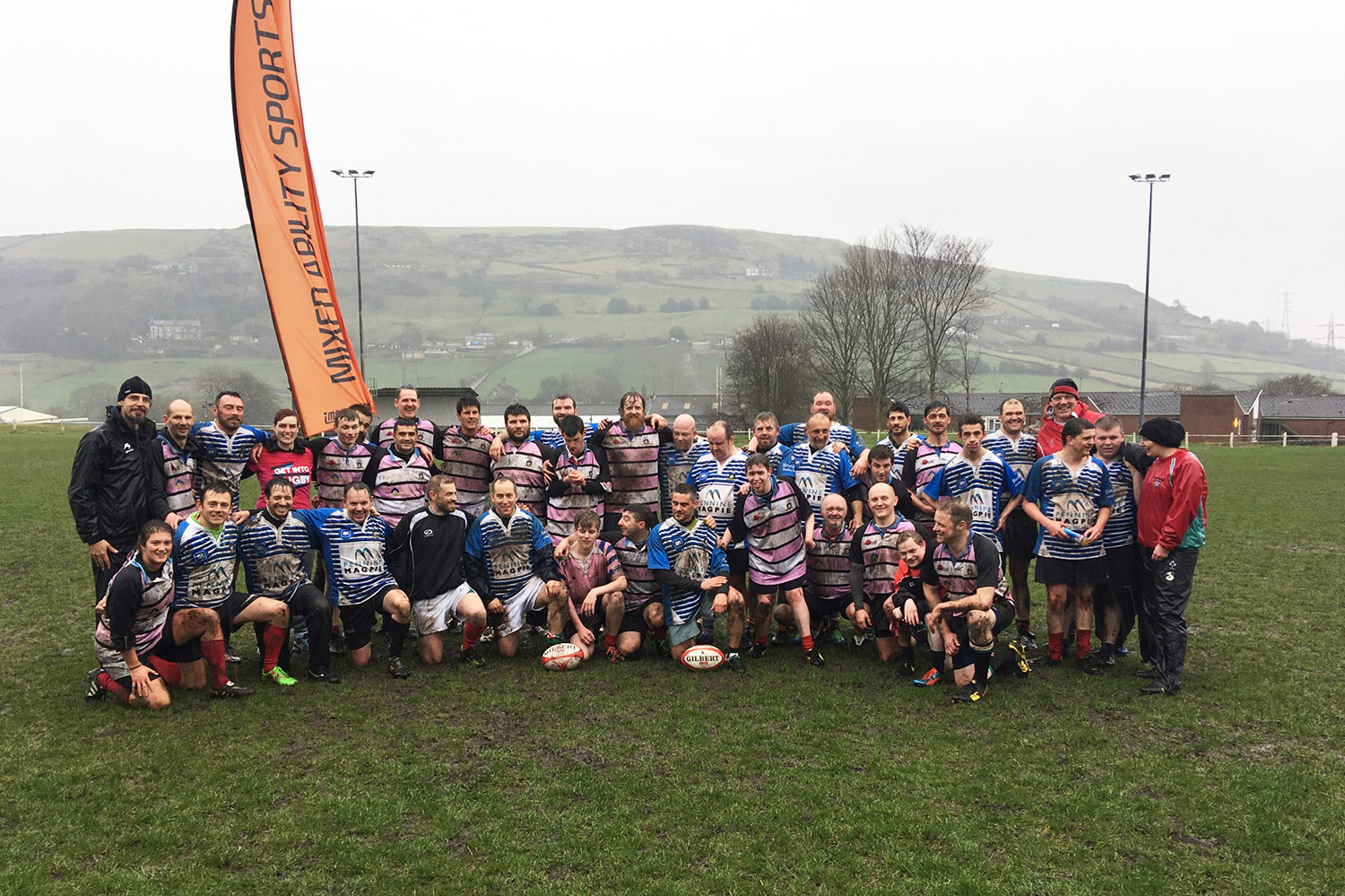 rugbyploeg staat op een grasveld