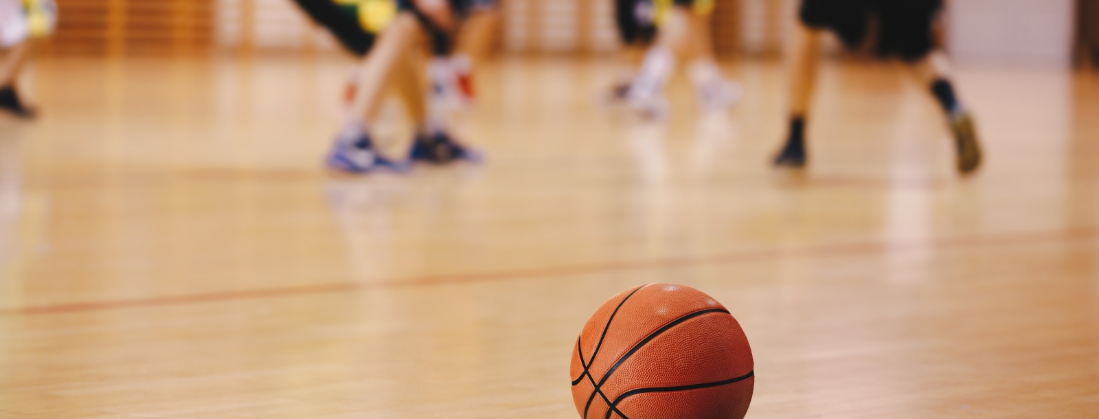 basketbal ligt op de vloer in sportzaal