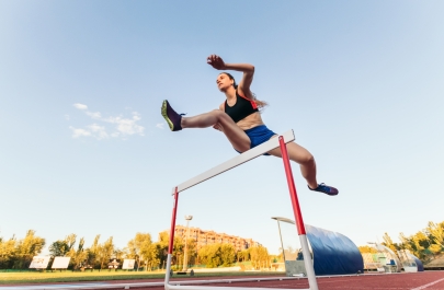atlete springt over horde