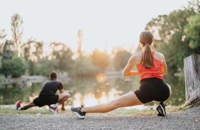 koppel doet stretches outdoor