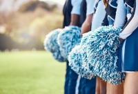 Groep cheerleaders staan op het veld