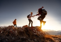 trio maakt wandeltocht in de bergen