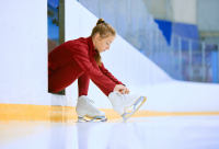 meisje bindt haar schaatsen 