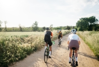 vrouwen fietsen samen 