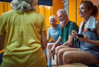 volwassen sporters in kleedkamer