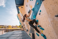 sporter aan outdoor klimmuur