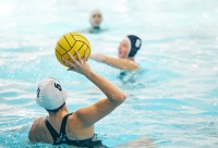 Dames spelen waterpolo