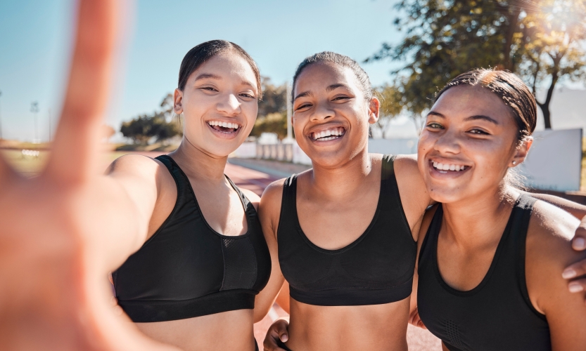 drie sportieve meisjes maken een selfie