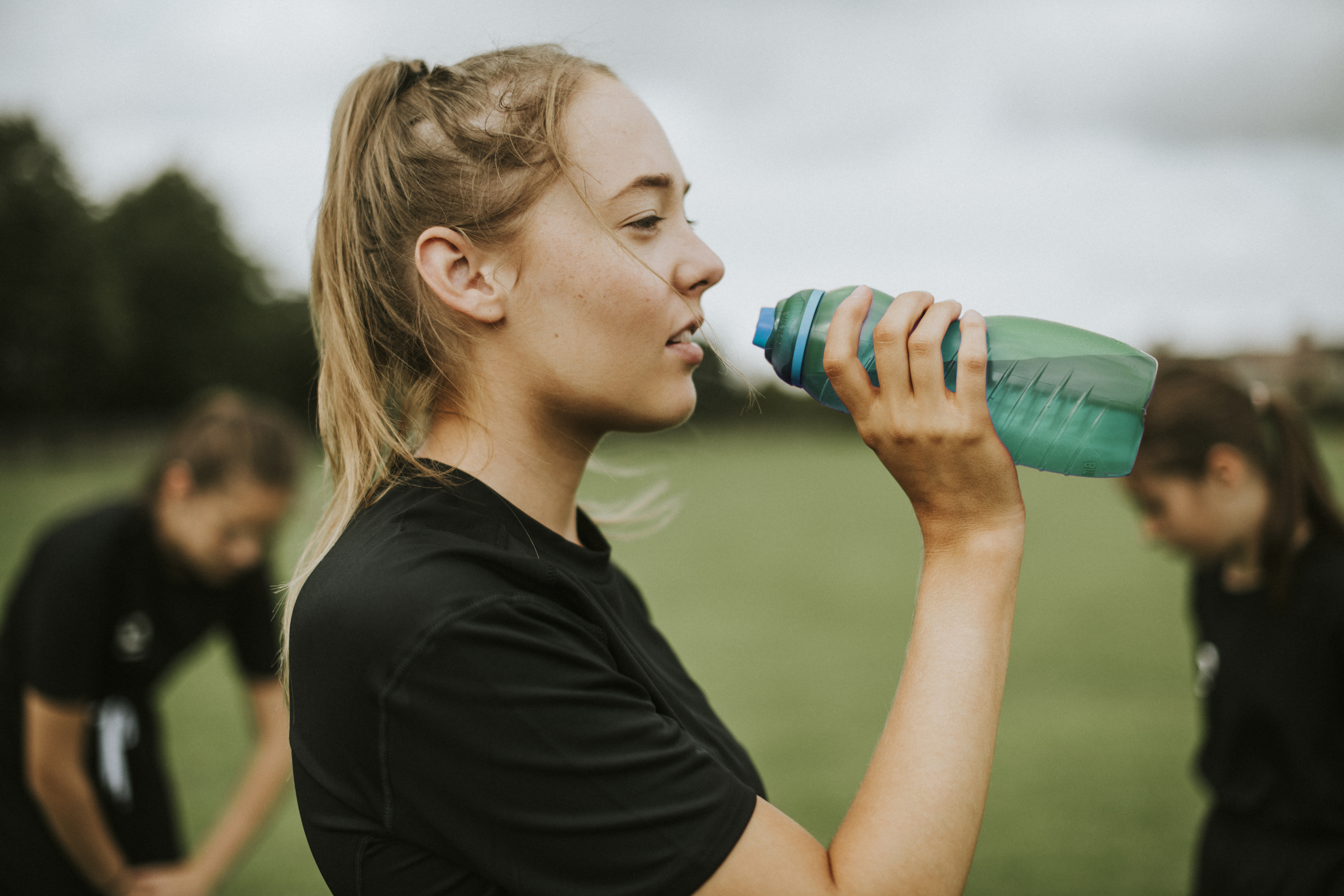 Meisje drinkt van fles