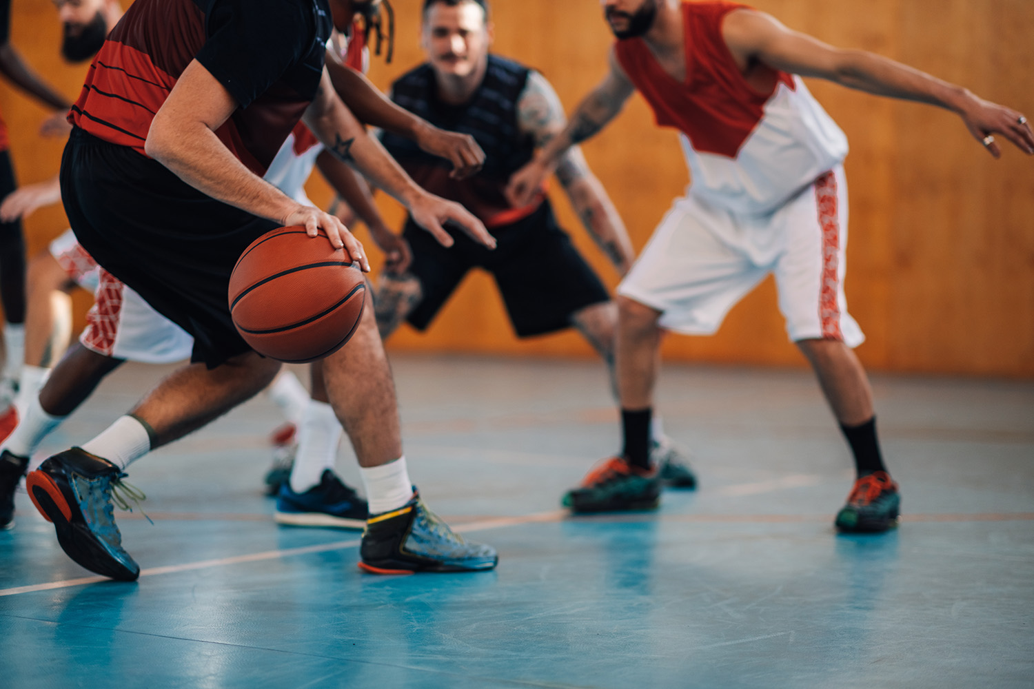 mannen spelen basketbal