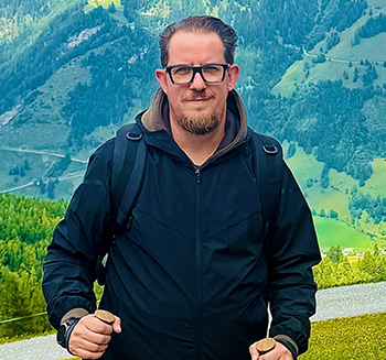 man staat in een berglandschap