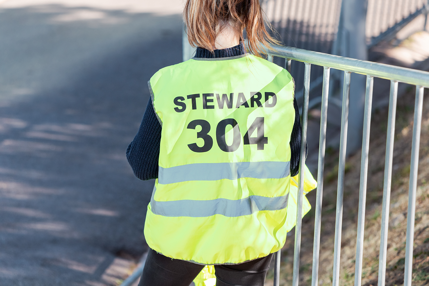 meisje werkt als steward op een sportevent