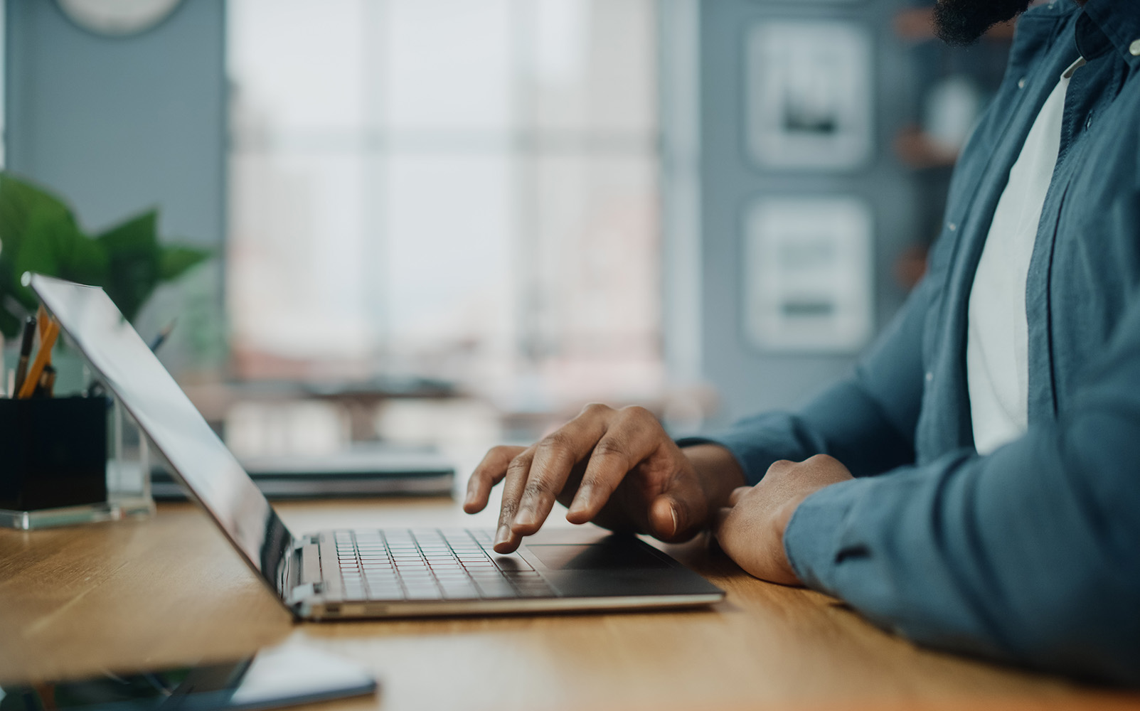 Man zit naast de laptop