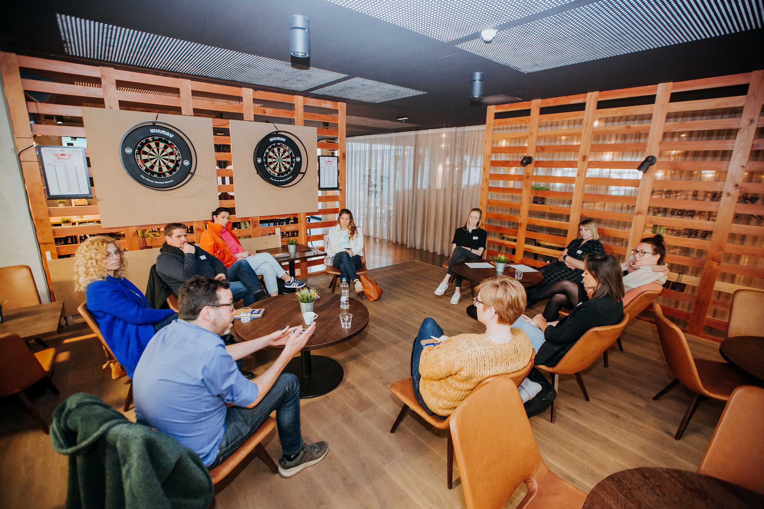 groep van 8 mensen brainstormen samen