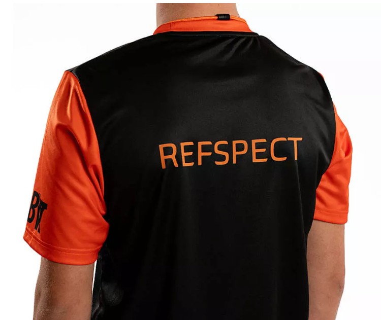 Scheidsrechter poseert in shirt