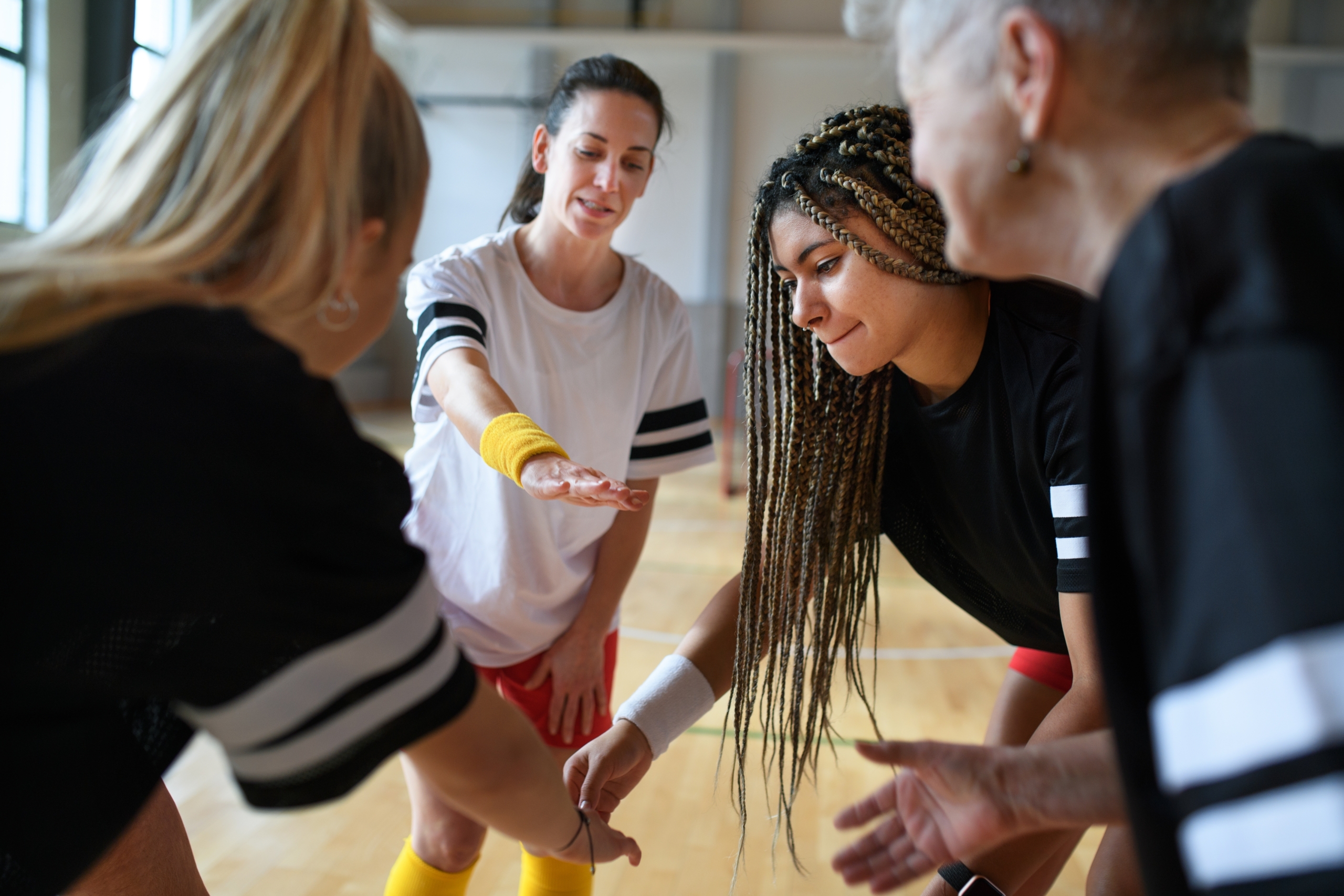 een groep van jonge en oudere vrouwen die samen sporten