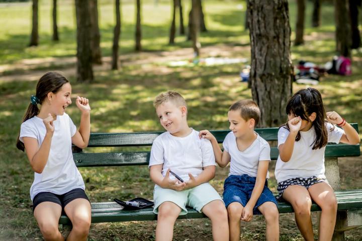 Groepje kinderen zitten op de bank