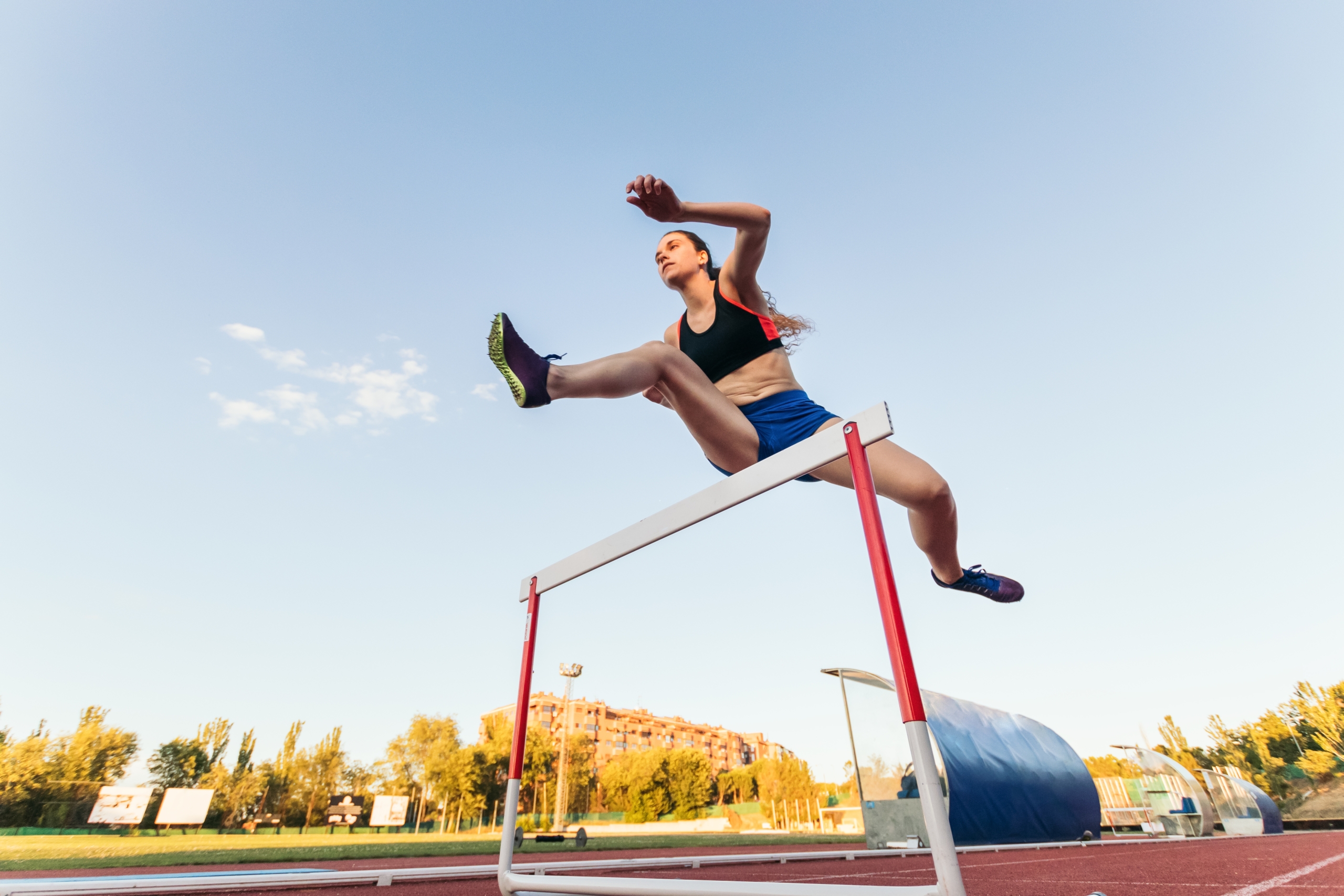 atlete springt over horde