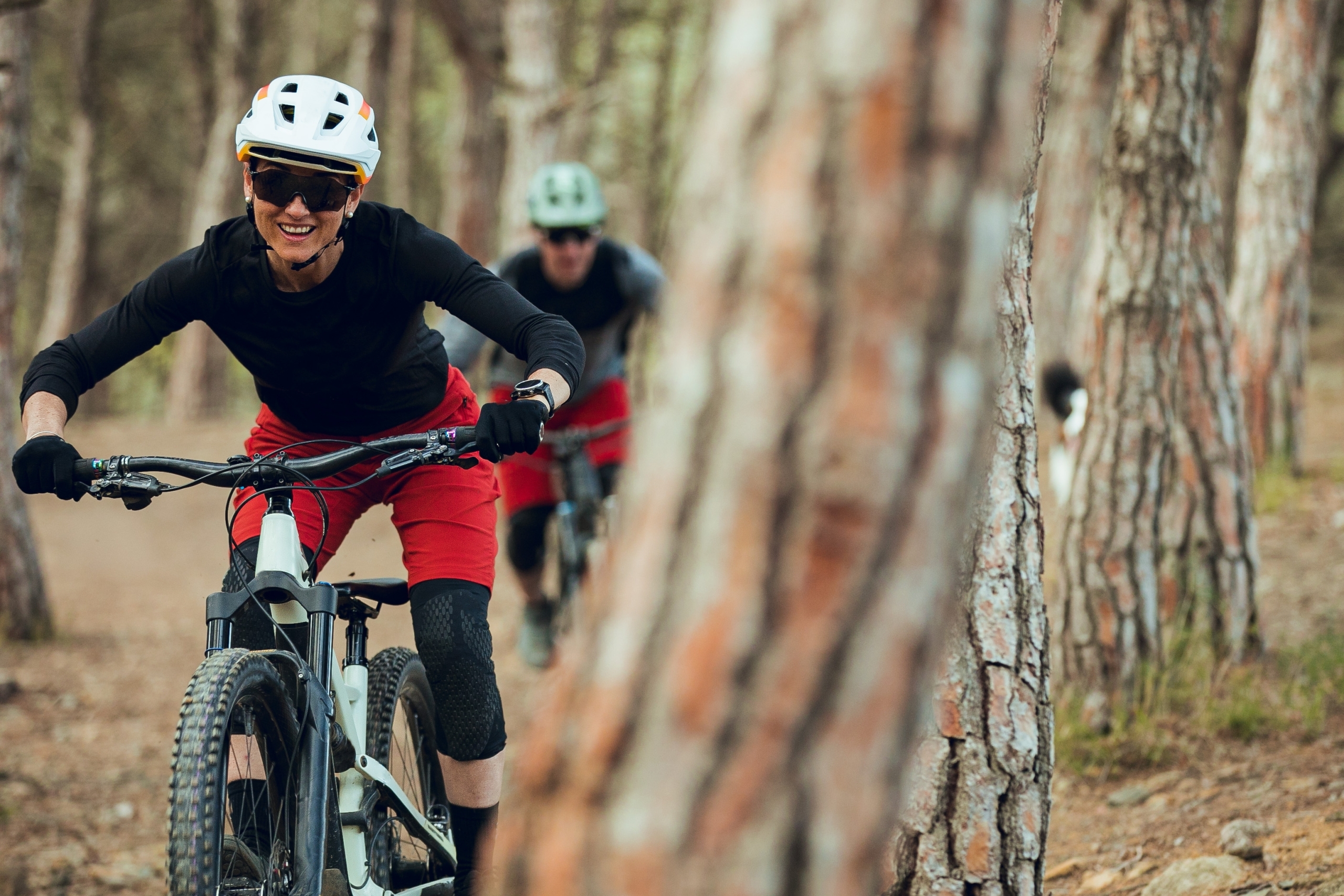 mountainbikers op parcours in het bos