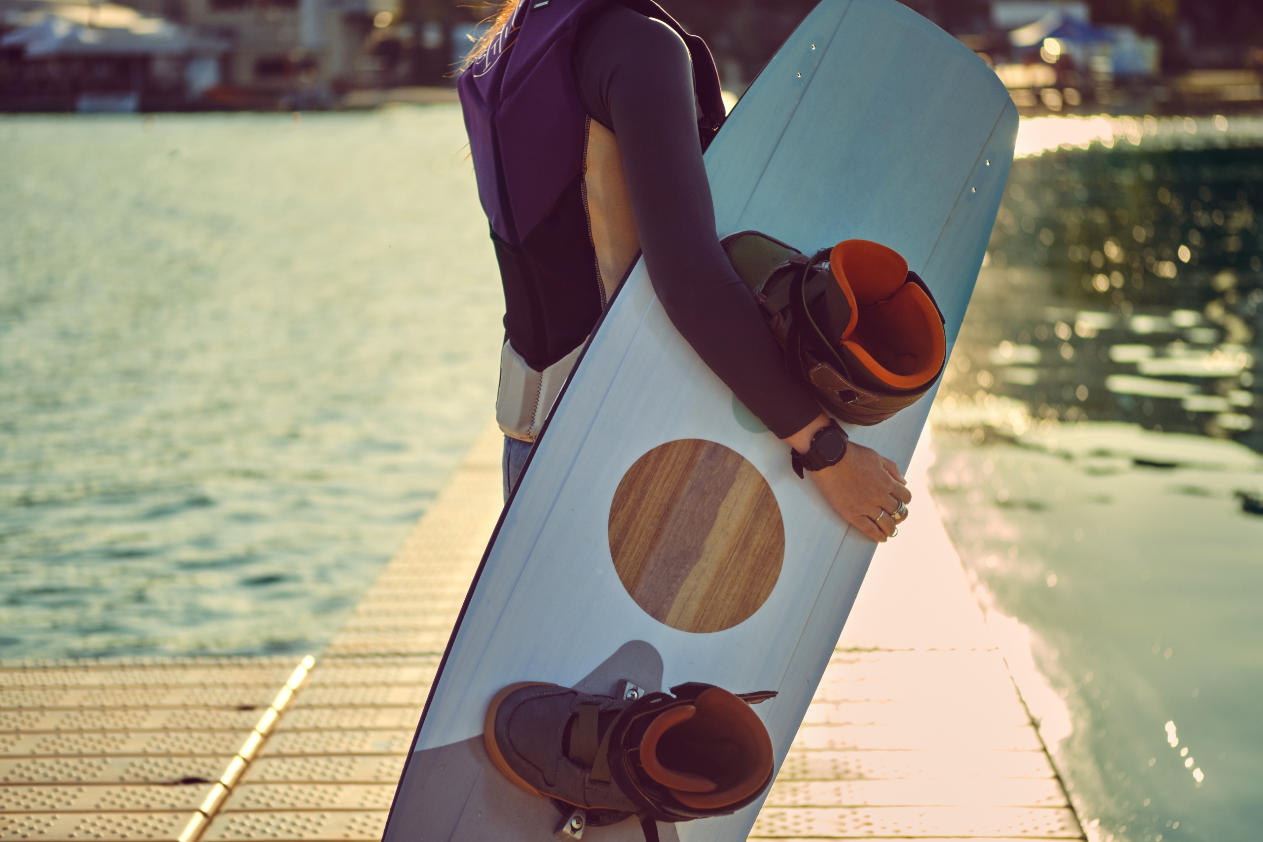 vrouw met wakeboard onder de arm