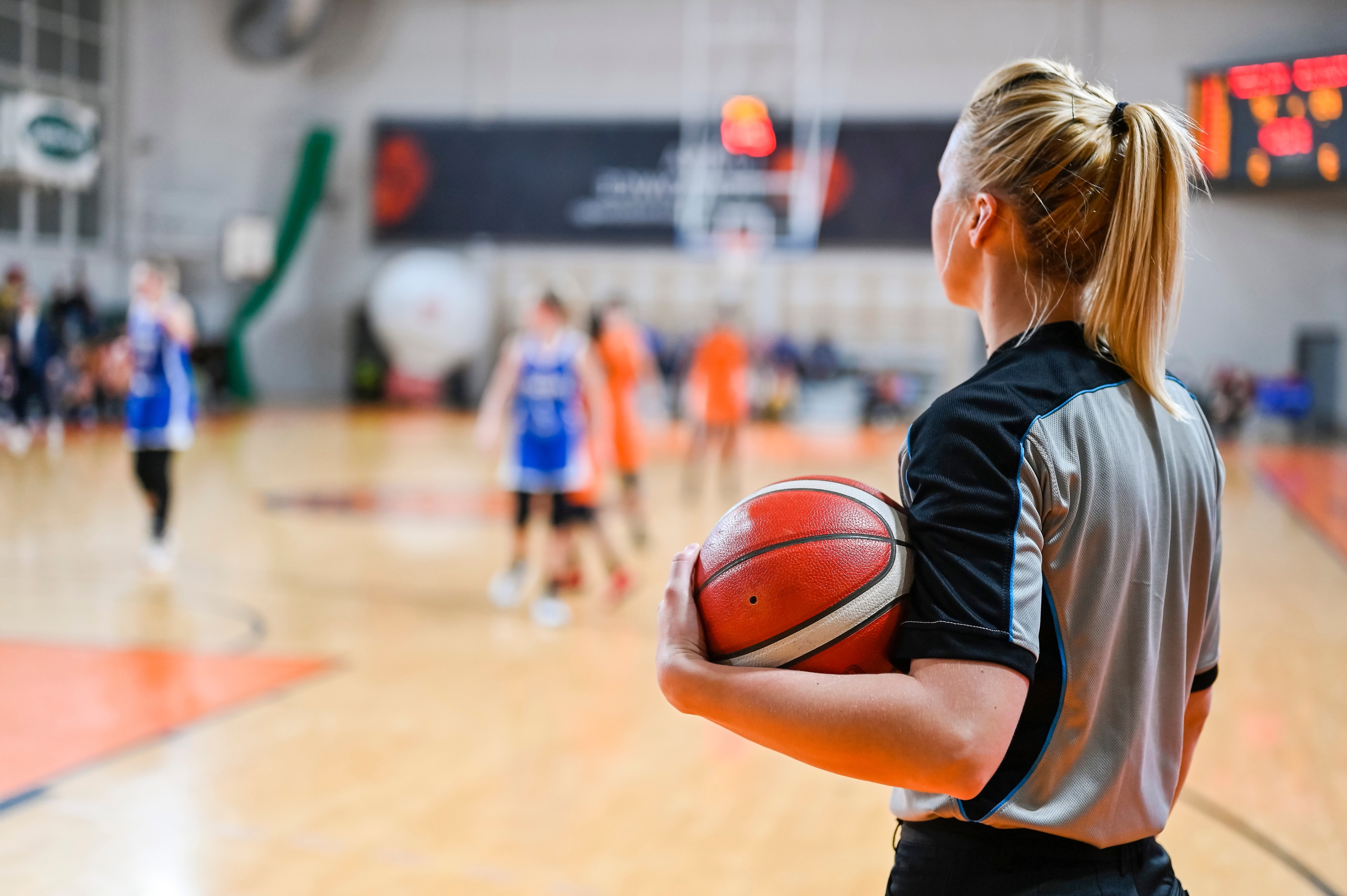 official in een basketbalwedstrijd