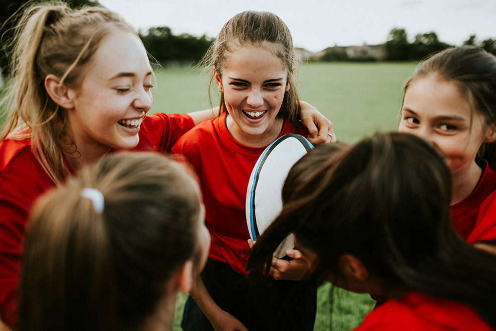 Rugbyteam meisjes staan in een cirkel