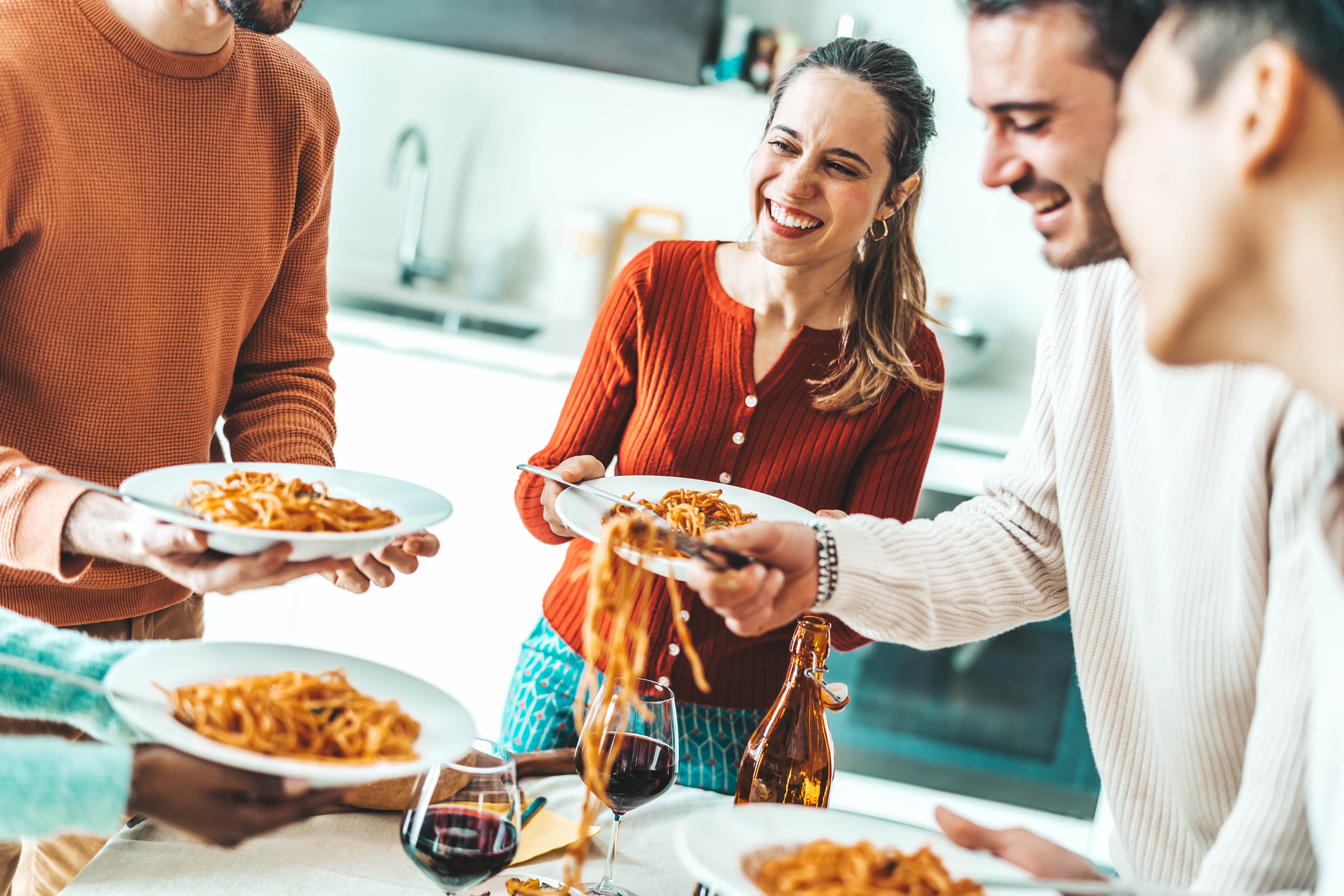 Groep vrienden eet spaghetti