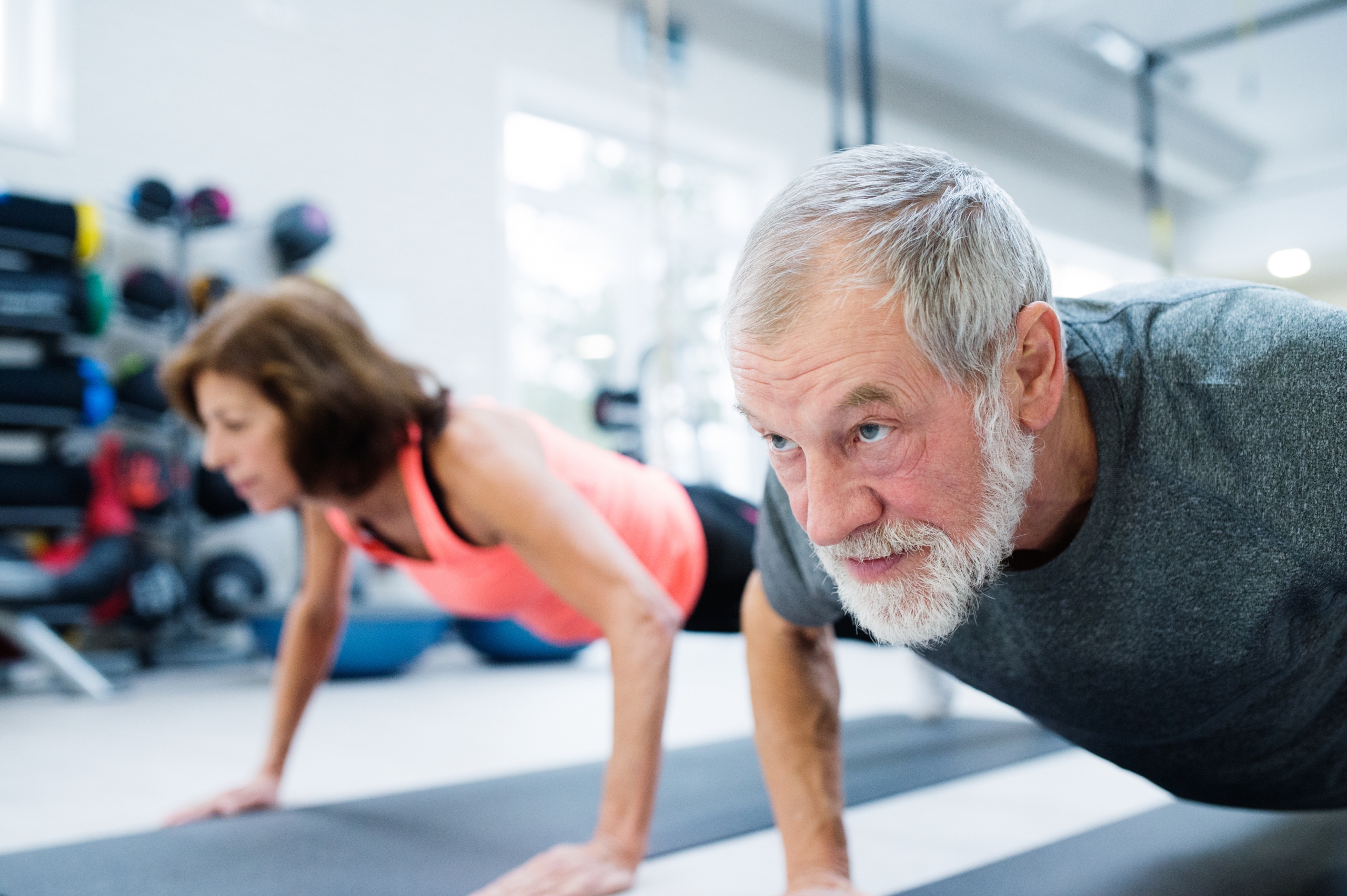 actieve senior op een workout matje