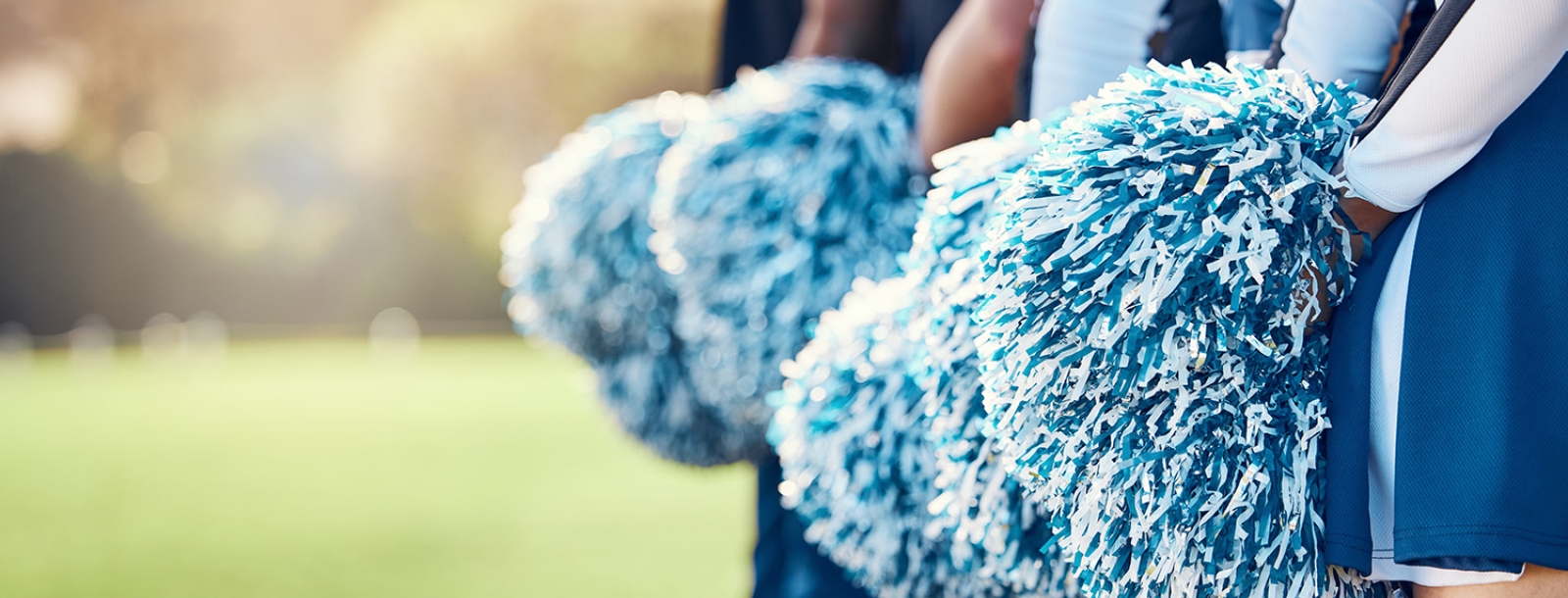 Groep cheerleaders staan op het veld