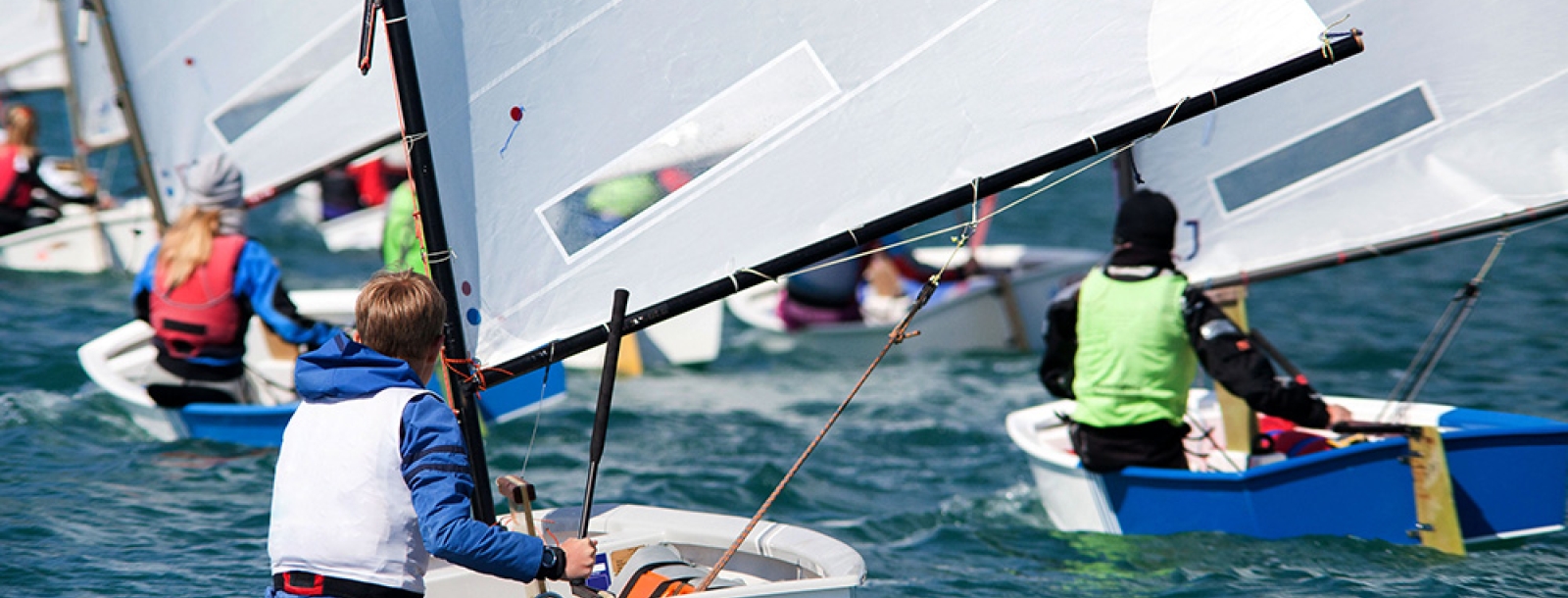 Jonge kinderen varen in een zeilbootje