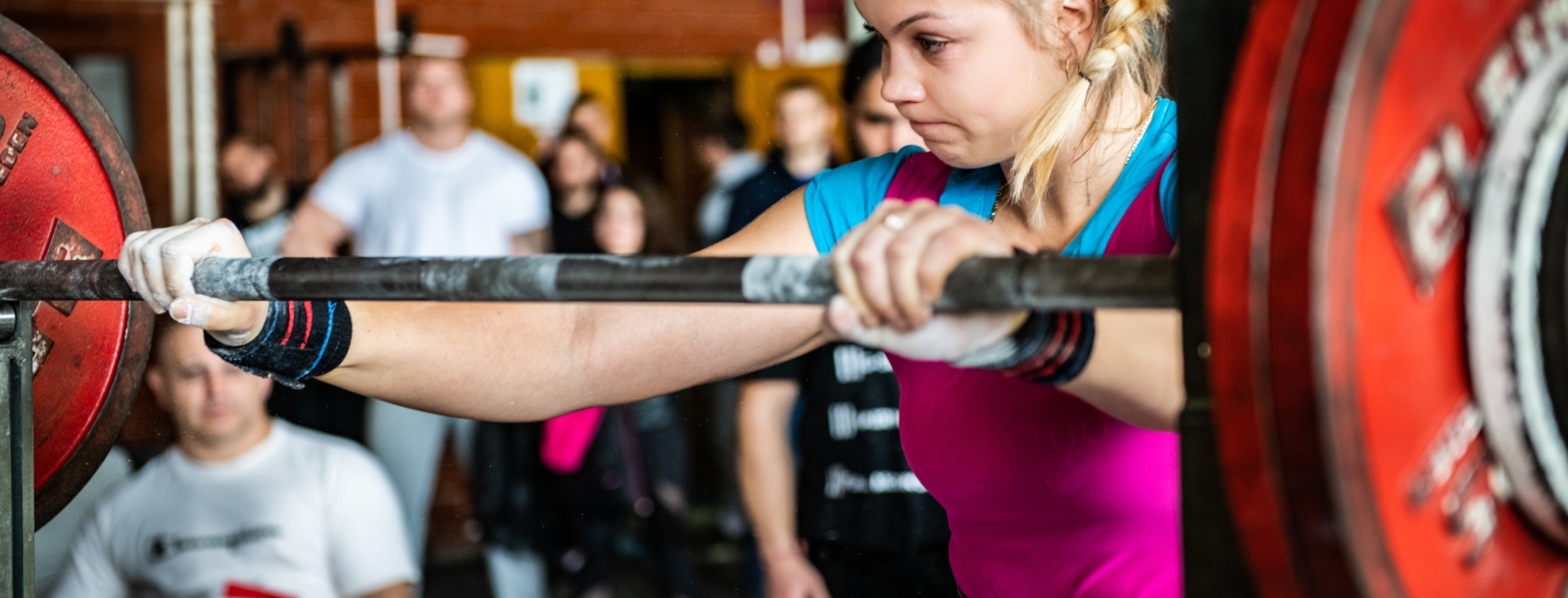 vrouw traint met gewichten