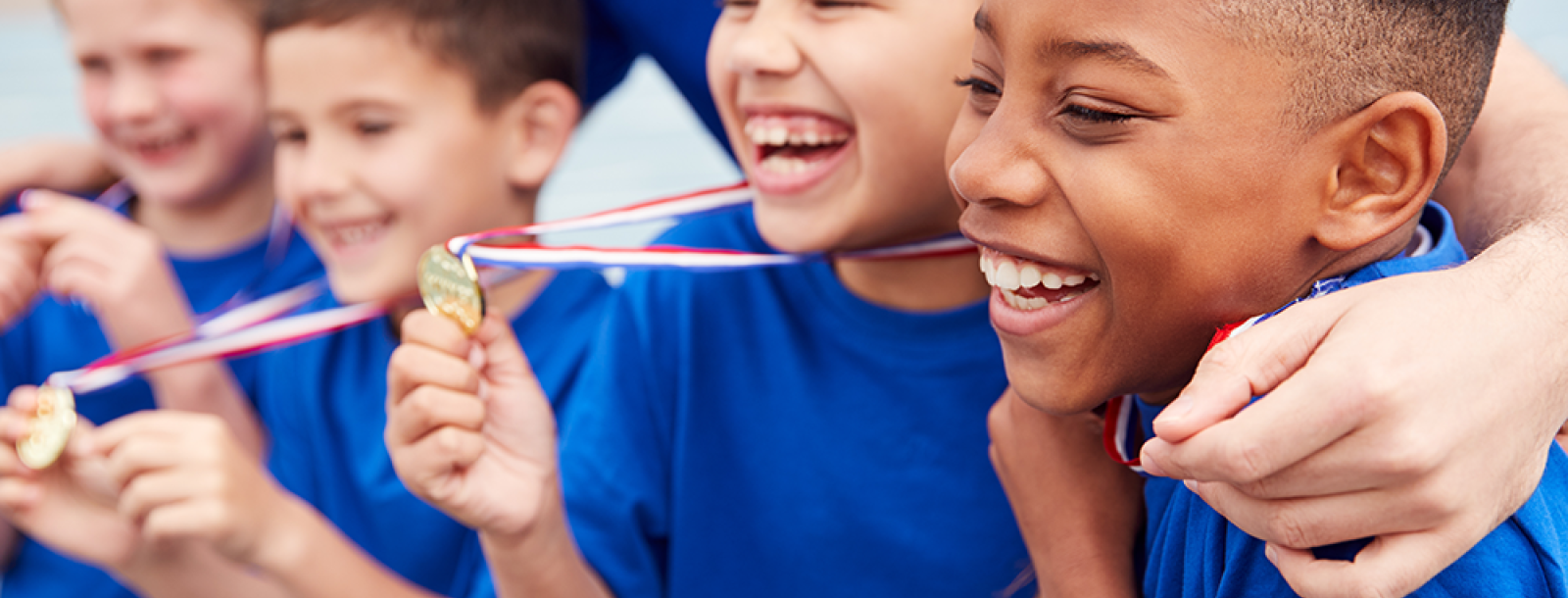 Kinderen poseren met medaille na overwinning