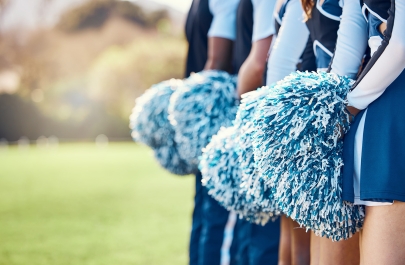 Groep cheerleaders staan op het veld