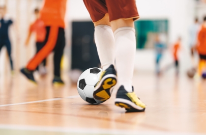 jongens speelt minivoetbal in een sportzaal