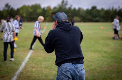 Coach roept langs de zijlijn voetbal