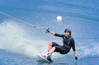 waterskiër op het water