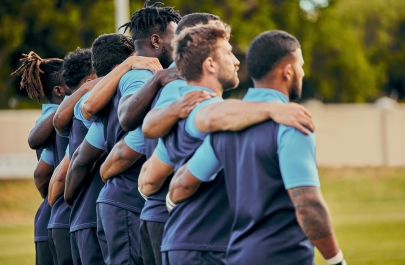 sportmannen staan op veld