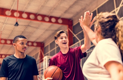 high five basketspelers