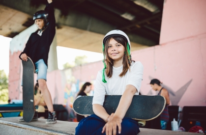 meisje poseert met haar skateboard