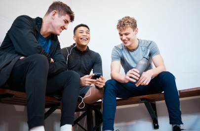 jongens praten na in kleedkamer