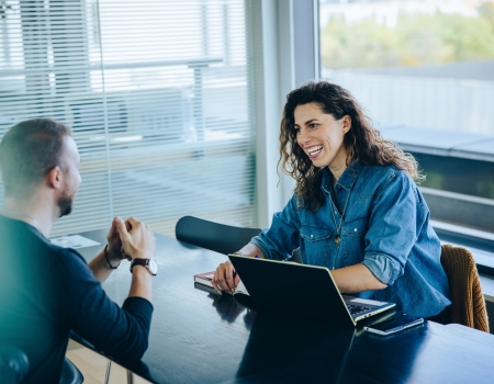 man en vrouw in een meeting