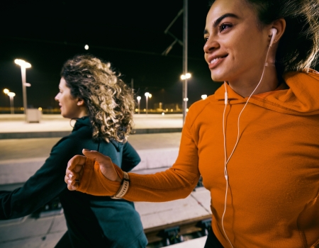 twee vrouwen joggen samen