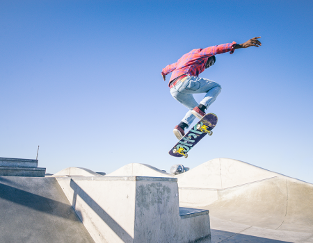 Skateboarder op skateparcours