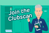 man die voor kleerkamerlockers staat