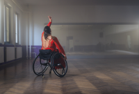Vrouw danst in rolstoel