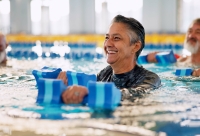 volwassenen tijdens aquagym in het zwembad