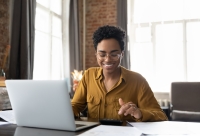 jonge vrouw analyseert cijfergegevens