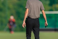 scheidsrechter staat naast het veld