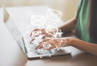 Vrouw zit aan laptop te typen